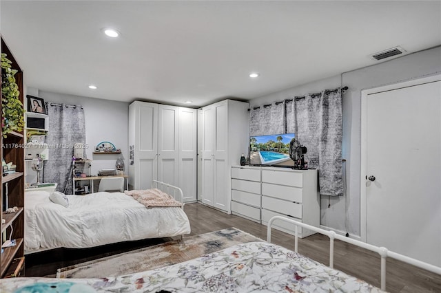 bedroom featuring visible vents, recessed lighting, baseboards, and wood finished floors