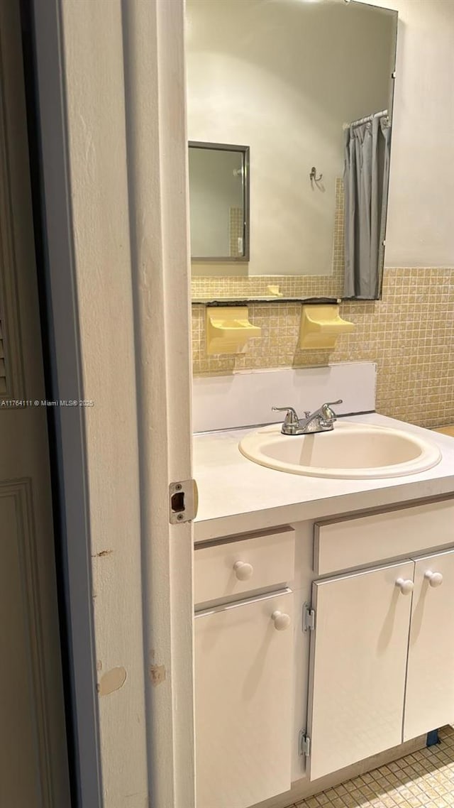 bathroom featuring decorative backsplash and vanity