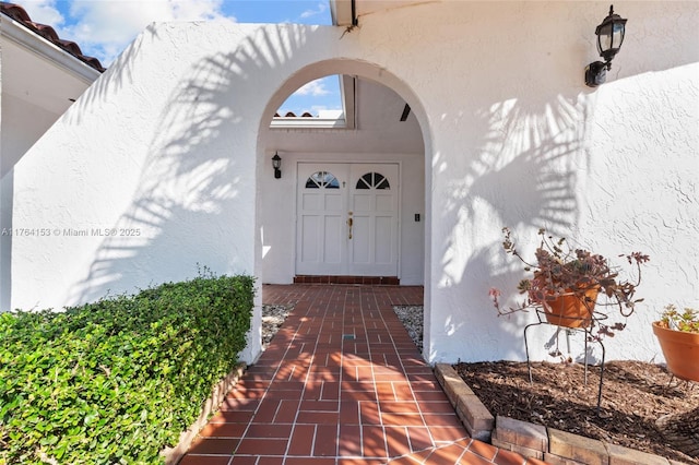 property entrance with stucco siding