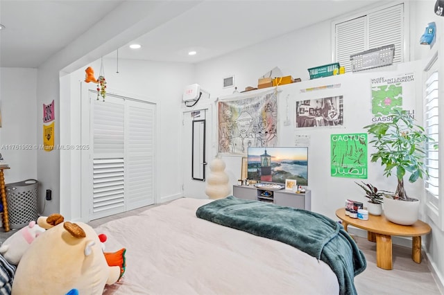 bedroom with recessed lighting, baseboards, a closet, and visible vents