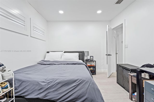 bedroom featuring visible vents, light wood-style flooring, and recessed lighting