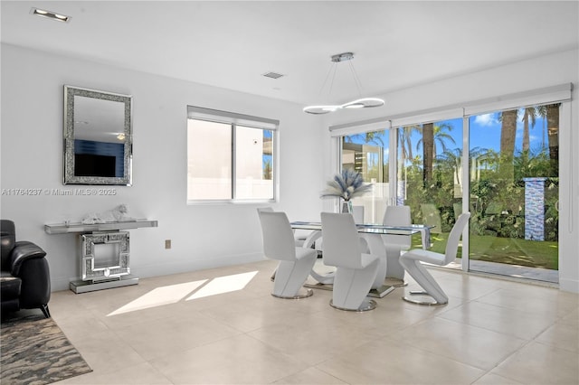 dining space featuring visible vents, baseboards, and a notable chandelier