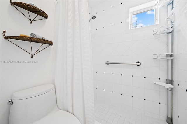 bathroom featuring toilet and tiled shower