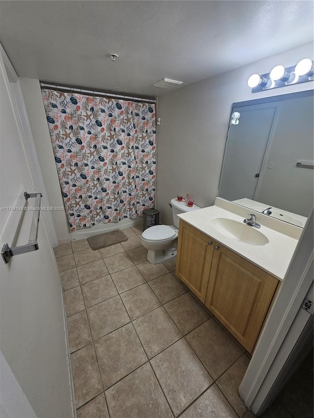 full bath with tile patterned flooring, toilet, vanity, a shower with curtain, and a textured ceiling