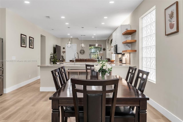 dining space with light wood finished floors, visible vents, recessed lighting, and baseboards