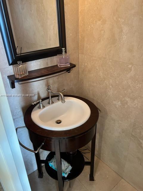 555 NE 15th St Unit 28J, Miami, FL 33132 - bathroom with tile walls