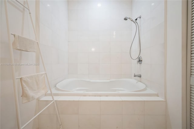 full bathroom with tiled shower / bath combo