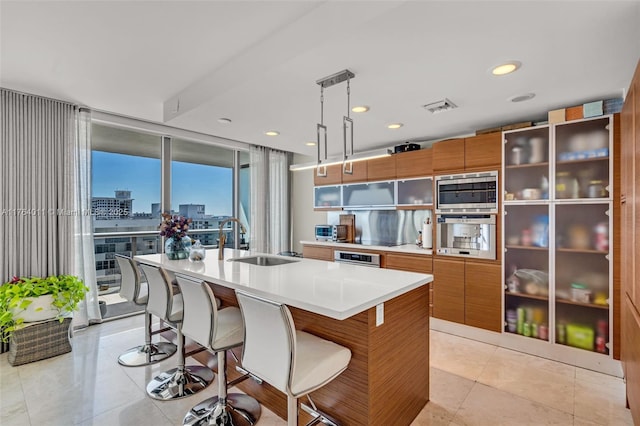 kitchen featuring a breakfast bar area, a sink, appliances with stainless steel finishes, a view of city, and modern cabinets