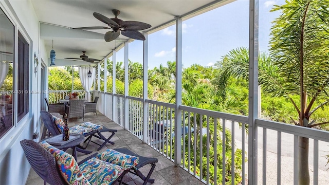 sunroom / solarium featuring a ceiling fan