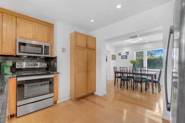 kitchen featuring visible vents, decorative backsplash, appliances with stainless steel finishes, and light wood finished floors