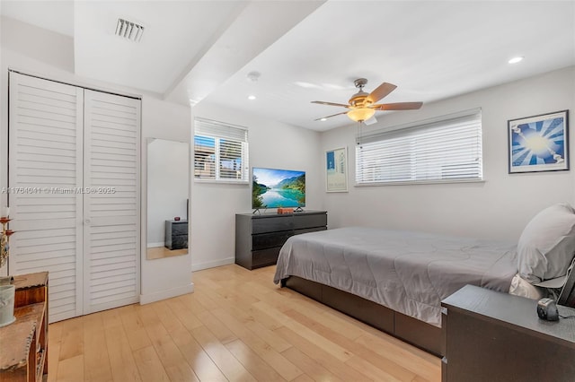 bedroom featuring light wood-style flooring, recessed lighting, visible vents, and baseboards