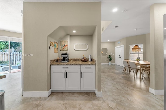 bar with visible vents, plenty of natural light, and baseboards