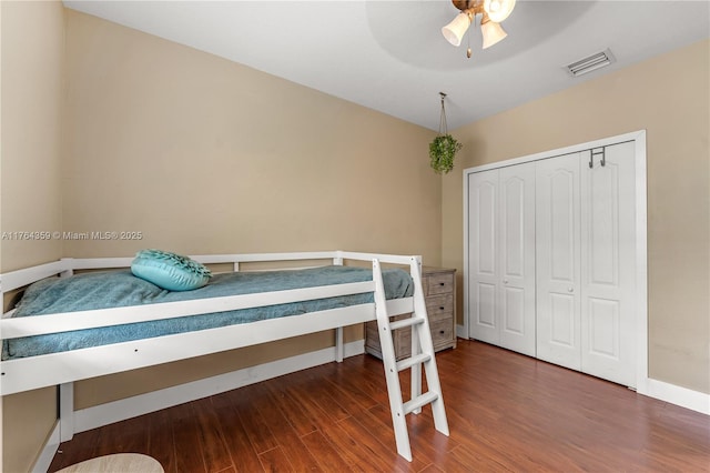 bedroom featuring wood finished floors, visible vents, a closet, and ceiling fan