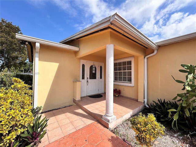 view of exterior entry featuring stucco siding