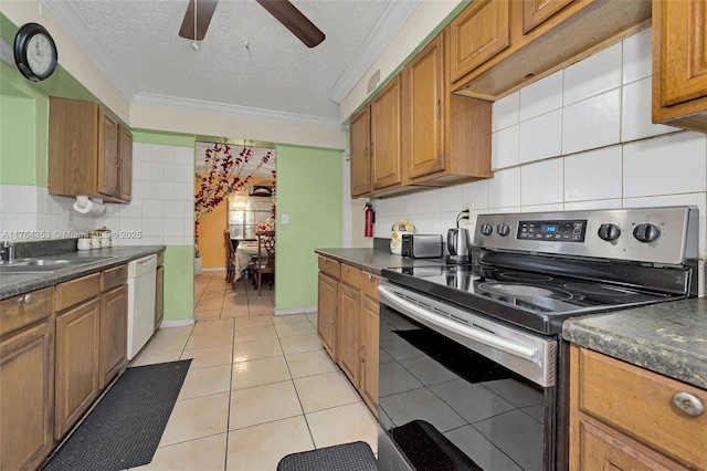 kitchen featuring a ceiling fan, electric stove, a sink, dark countertops, and dishwasher