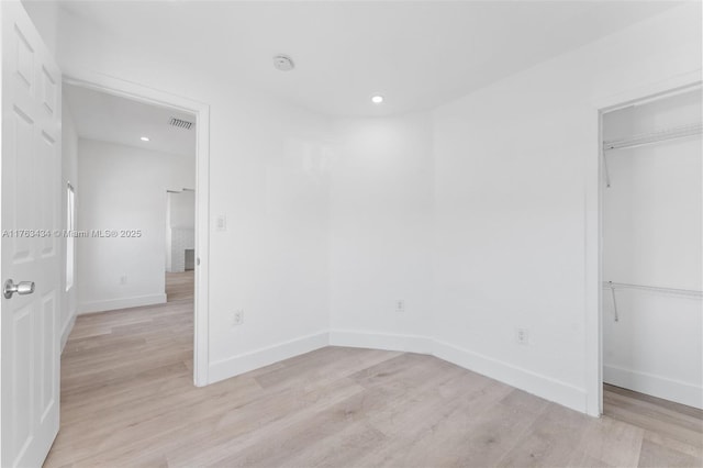 unfurnished bedroom featuring light wood finished floors, visible vents, recessed lighting, and baseboards