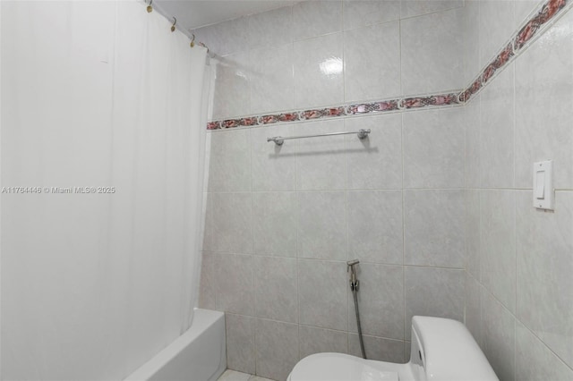 full bath with shower / bathtub combination with curtain, toilet, and tile walls