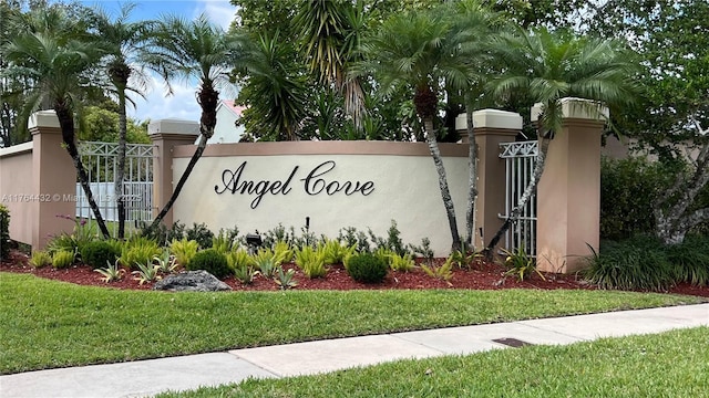 community sign featuring fence and a lawn