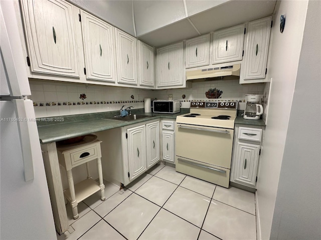 kitchen with under cabinet range hood, a sink, backsplash, white appliances, and light tile patterned floors