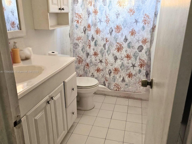 full bath featuring tile patterned flooring, toilet, vanity, and a shower with curtain