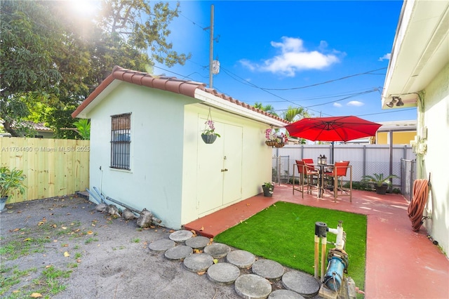 exterior space featuring an outdoor structure and a fenced backyard