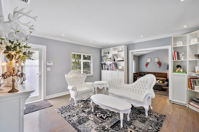 living room with recessed lighting, baseboards, light wood-style flooring, and crown molding