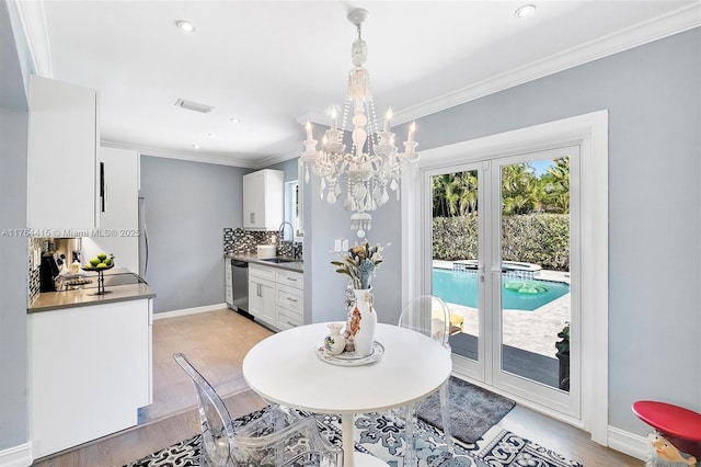 dining space featuring visible vents, baseboards, ornamental molding, recessed lighting, and a notable chandelier