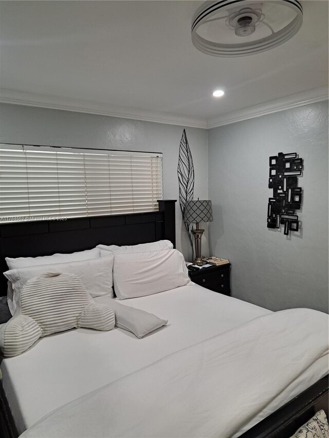 911 W Country Club Cir, Plantation, FL 33317 - bedroom featuring recessed lighting and ornamental molding