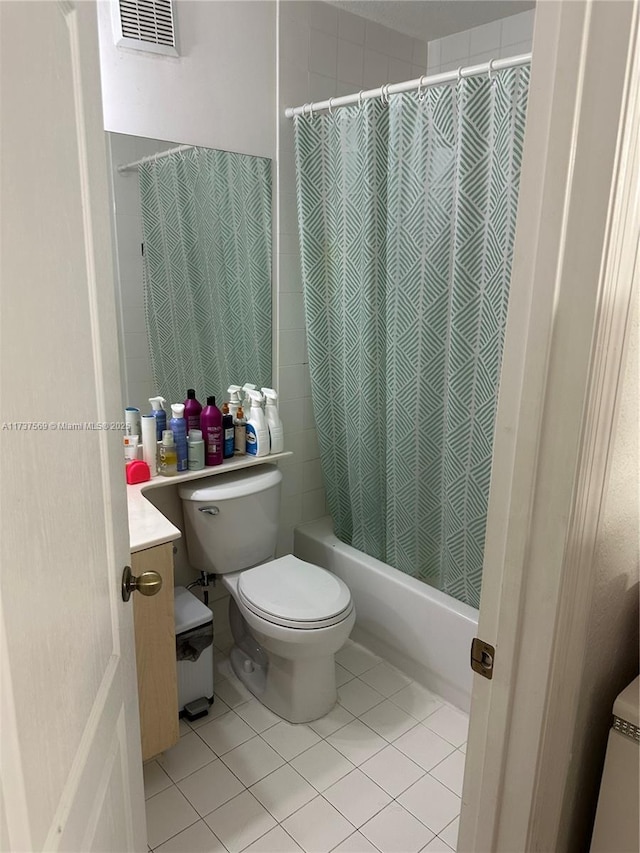 full bath featuring visible vents, toilet, shower / tub combo with curtain, tile patterned floors, and tile walls