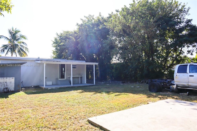 view of yard featuring a patio