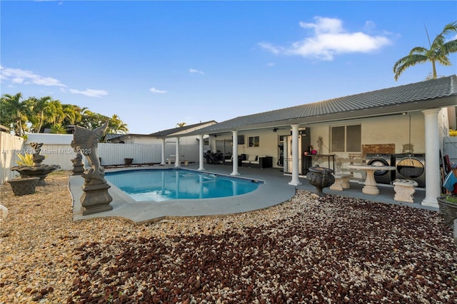 view of pool featuring ceiling fan, outdoor lounge area, a fenced backyard, a fenced in pool, and a patio area