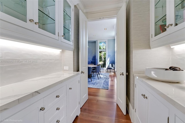 4550 Sunset Dr, Coral Gables, FL 33143 - bar with backsplash, dark wood-style flooring, and crown molding