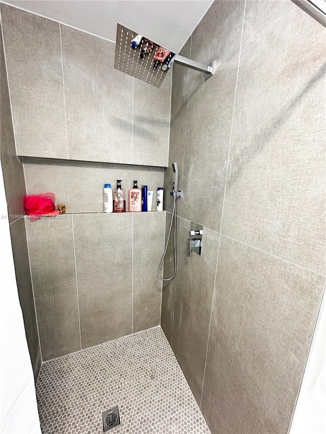 bathroom featuring a tile shower