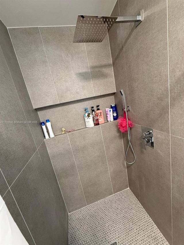 full bathroom featuring tiled shower
