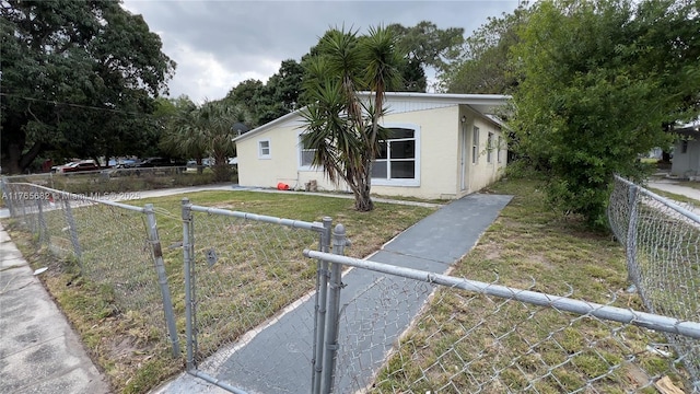 607 N 19th St, Fort Pierce, FL 34950 - view of front of house with a fenced front yard, a front lawn, and a gate