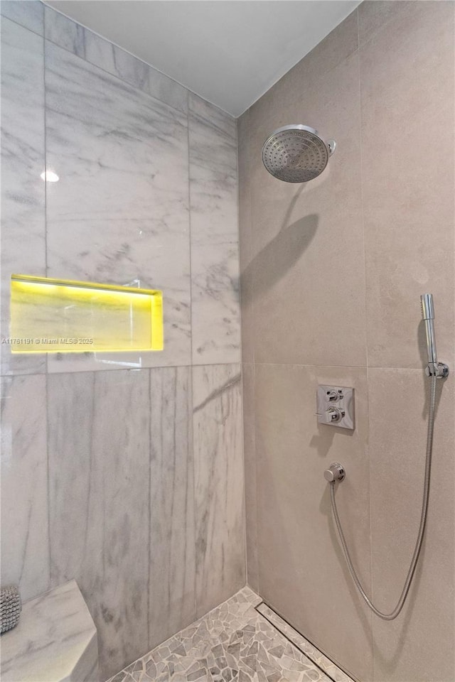 bathroom featuring a tile shower