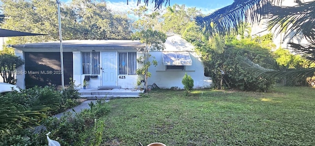 view of front of house featuring stucco siding and a front yard