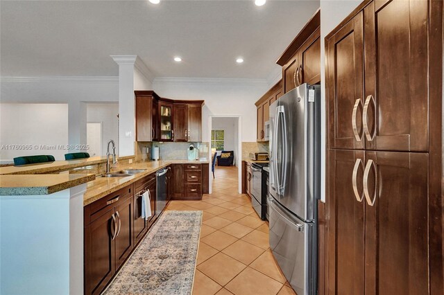 kitchen featuring stainless steel appliances, a peninsula, visible vents, recessed lighting, and ceiling fan