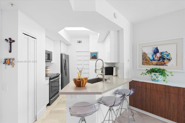 888 Brickell Key Dr Unit 1502, Miami, FL 33131 - kitchen with stainless steel appliances, modern cabinets, a peninsula, and light countertops