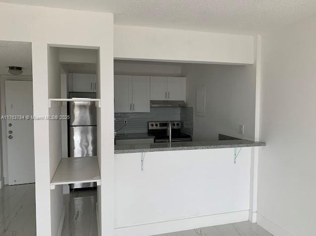13390 NE 7th Ave Unit 308, North Miami, FL 33161 - kitchen featuring a breakfast bar, under cabinet range hood, tasteful backsplash, and appliances with stainless steel finishes