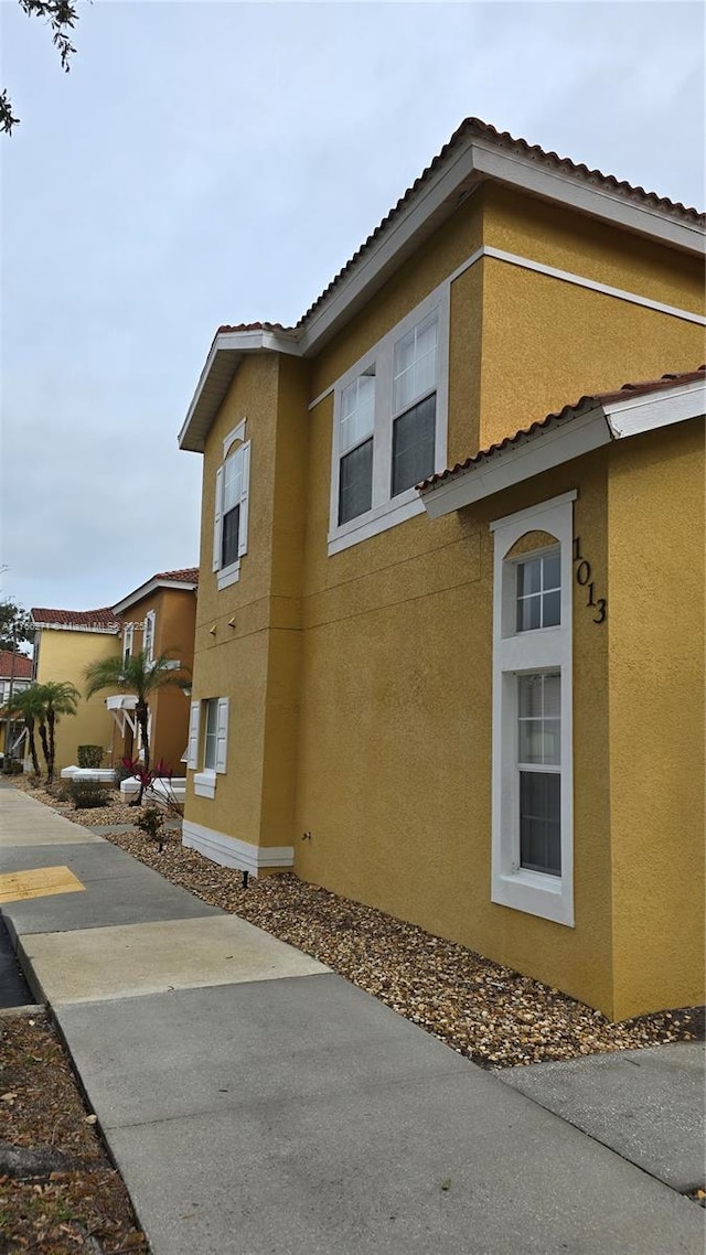1013 Park Ridge Cir, Kissimmee, FL 34746 - view of side of home featuring a tile roof and stucco siding