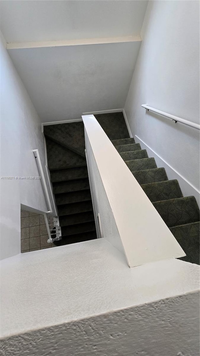1013 Park Ridge Cir, Kissimmee, FL 34746 - view of staircase