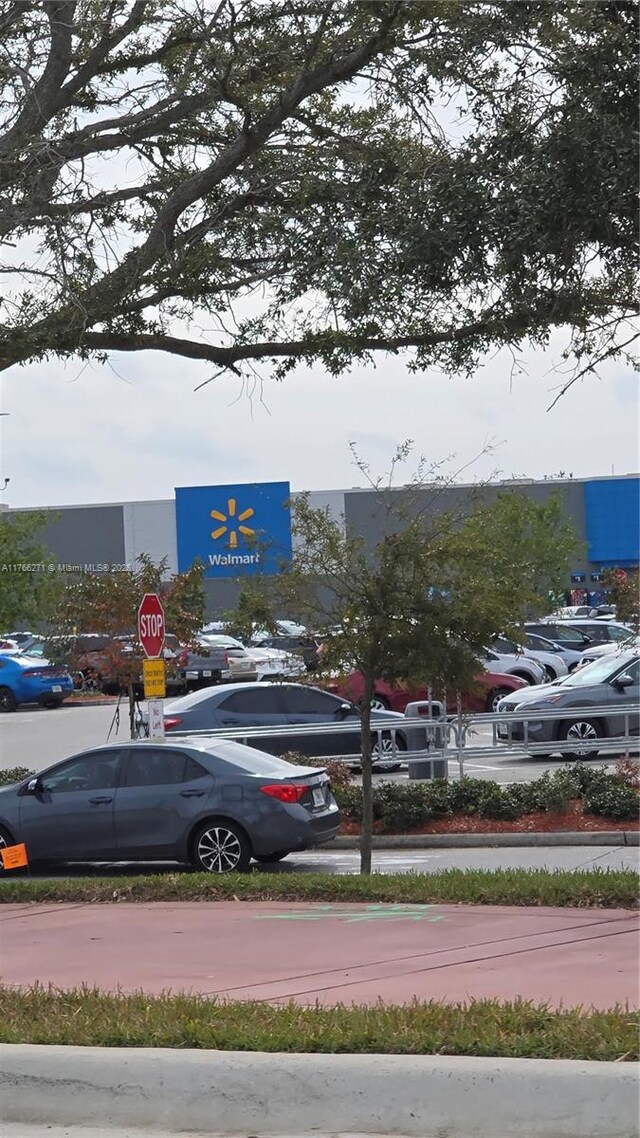 1013 Park Ridge Cir, Kissimmee, FL 34746 - view of uncovered parking lot