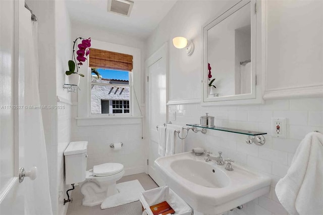 full bath featuring tile walls, tasteful backsplash, and visible vents