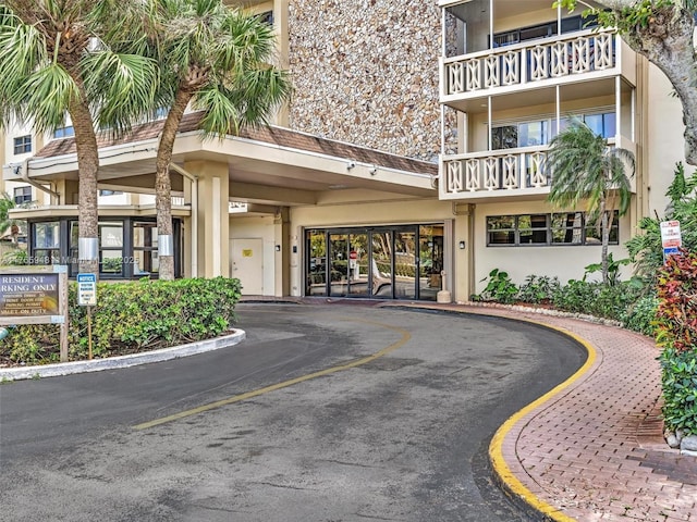 800 NE 195th St Unit 716, Miami, FL 33179 - view of property featuring a parking lot