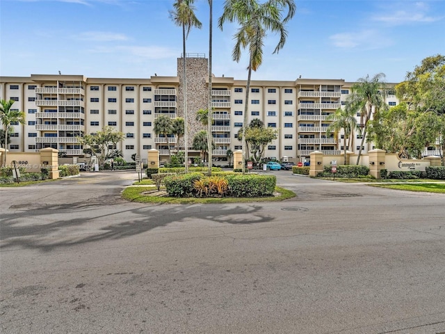 800 NE 195th St Unit 716, Miami, FL 33179 - view of building exterior
