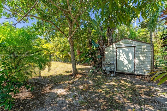 17554 SW 85th Ave, Palmetto Bay, FL 33157 - view of yard with a shed