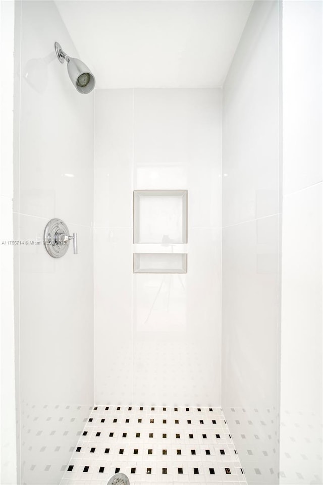 bathroom featuring tiled shower