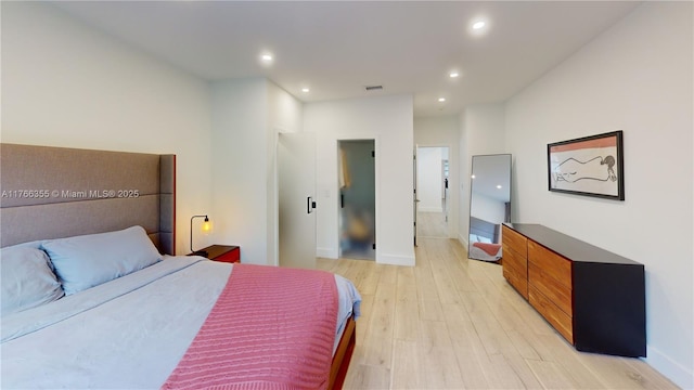 bedroom with baseboards, light wood-style flooring, visible vents, and recessed lighting