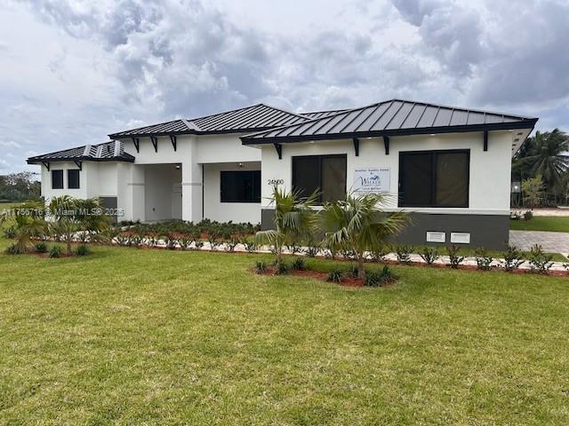 view of front of house featuring a front yard